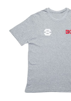 Camiseta tradicional com bordados e silk